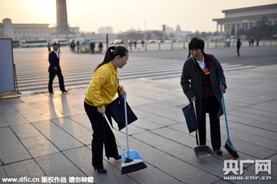 保洁员全国人大代表在人民大会堂前清扫地面